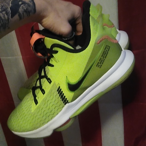 LeBron Witness Vol. 5 - Picture 2 of 6